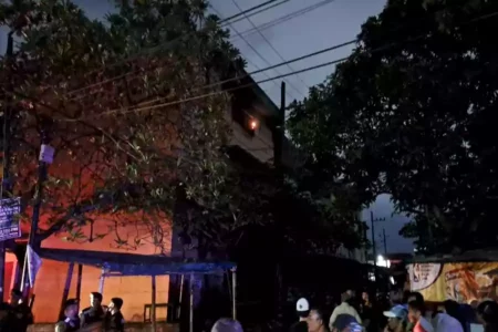 Pasca Kebakaran Pasar Comboran Barat, Pj Wali Kota Malang Ajak Pedagang Berdiskusi Agar Tidak Terulang Suasana saat insiden kebakaran di Pasar Comboran Barat Kota Malang.