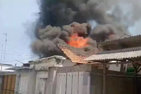 Rumah dan garasi yang terbakar di Kelurahan Kutorejo. [Foto: Diah Ayu/Beritajatim.com]