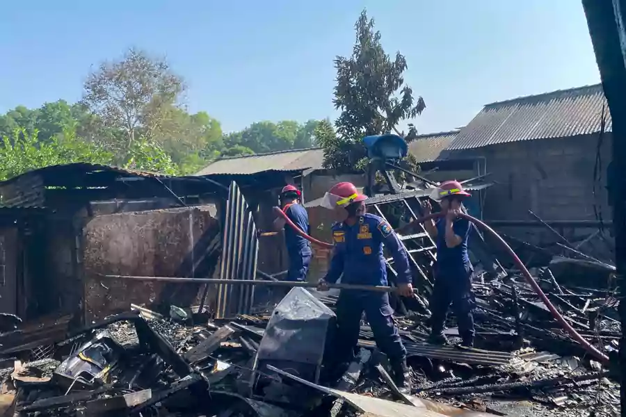 Sisa kios yang terbakar tinggal puing-puing kayu dan peralatan yang sudah hangus. (Sulthan Munir/Beritajatim.com)