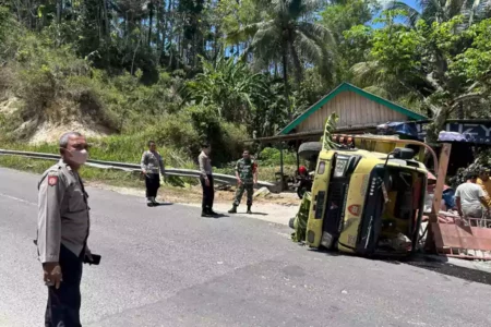 Diduga Telat Oper Gigi, Truk Nyaris Hantam Warung Makan di JLS Polisi lakukan olah TKP di lokasi kecelakaan tunggal truk yang diduga telat mengganti gigi mesin di JLS Pacitan pada Rabu (18/09) pagi. (Foto: Istimewa)