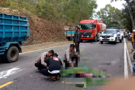 Diduga Sambil Main HP, Wanita Pacitan Terseret Truk Petugas melakukan olah TKP. (Sulthan Munir/Beritajatim.com)