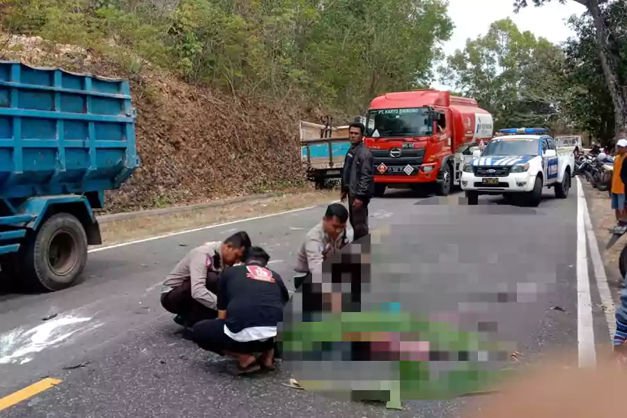 Petugas melakukan olah TKP. (Sulthan Munir/Beritajatim.com)