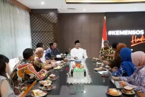 Mensos Perkuat Kemitraan Antar Lembaga untuk Tangani Kasus Kekerasan pada Anak Gus Ipul saat menerima kunjungan Ketua Lembaga Perlindungan Anak Indonesia (LPAI), Seto Mulyadi atau Kak Seto, di Kantor Kemensos, Jakarta.