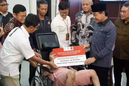 Kemensos dan DPR RI serahkan bantuan ATENSI untuk masyarakat rentan di Depok, termasuk alat bantu disabilitas, sembako, dan kewirausahaan.
