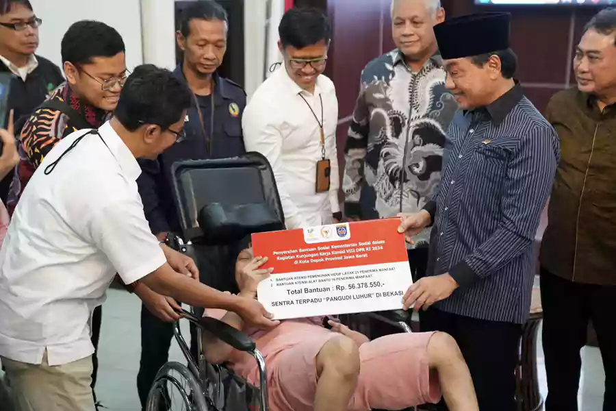 Kemensos dan DPR RI serahkan bantuan ATENSI untuk masyarakat rentan di Depok, termasuk alat bantu disabilitas, sembako, dan kewirausahaan.