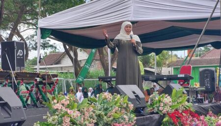 Khofifah Minta Restu Maju Gubernur Jatim di Hadapan 36 Ribu Muslimat Blitar Khofifah Indar Parawansah saat meresmikan gedung Graha Muslimat NU, Rabu (4/9/2024). (foto : Winanto/beritajatim.com)