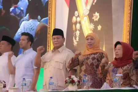 Khofifah-Emil saat berfoto dengan Presiden Terpilih, Prabowo Subianto.