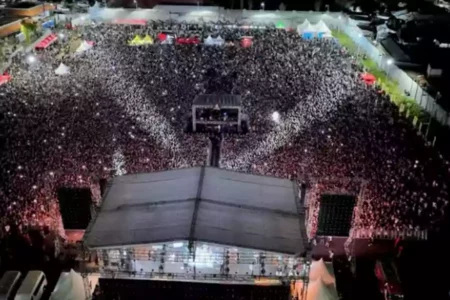 Konser Gratis Ari Lasso dan Gigi di SBEC Surabaya, Warganet: Jangan Sampai Overload Lagi Konser Ekspectanica di Surabaya Expo Center (SBEC) hari pertama, Sabtu (31/8/2024). (Instagram/konser.jatim)