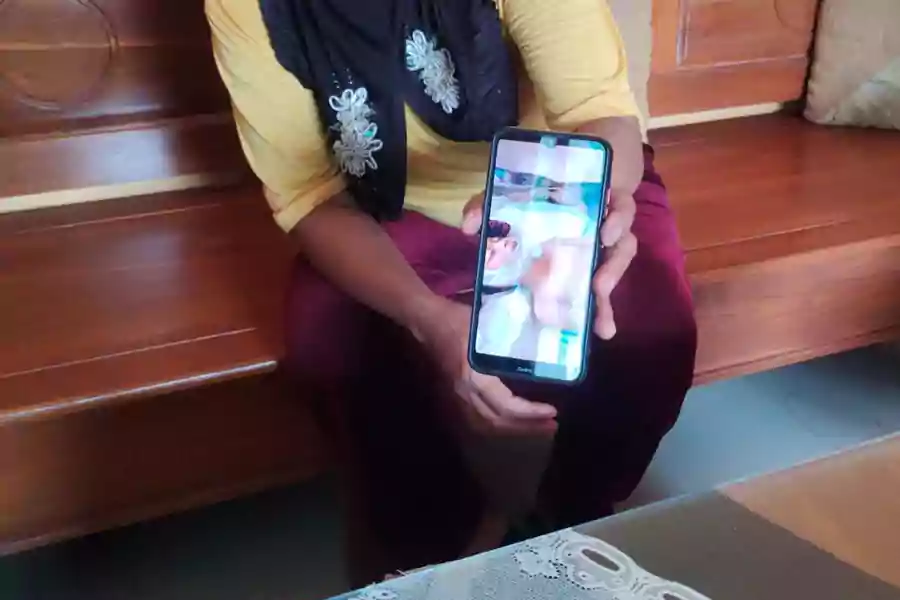Pihak orang tua menunjukkan foto korban penganiayaan yang dilakukan oleh guru MTs swasta di Blitar, Sabtu (28/9/2024). (Foto: Winanto/Beritajatim.com)