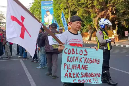 Ramai Gerakan Kampanye Kotak Kosong di Pilwali Surabaya, Pakar: Itu Ekspresi Politik Gerakan Kampanye Coblos Kotak Kosong di Surabaya (Rama Indra/Beritajatim.com)