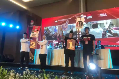 Putar Lagu Ini Rindu saat Pengambilan Nomor, KPU Blitar Dianggap Tak Netral Suasana pengundian nomor urut Calon Bupati-Wakil Bupati Blitar, Senin (23/9/2024). (Foto: Winanto/Beritajatim.com)