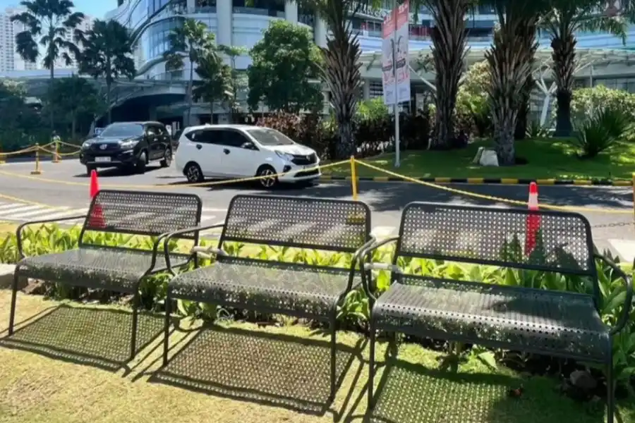 Sempat Hilang, Kursi Bantuan di Halte PTC Mall Diganti Baru foto berita jatim