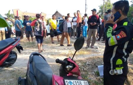 Polisi dan Sejumlah Pelajar SMAN di Jombang Ditabrak Mobil saat Berangkat Sekolah foto beritajatim