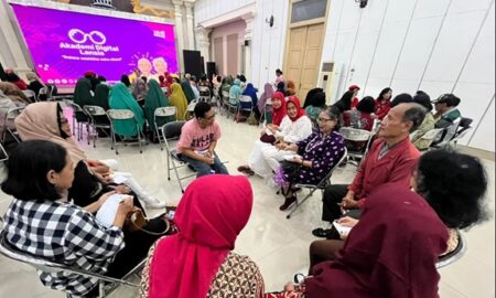 IKWI Surakarta dan Mafindo Bekali Lansia dengan Nalar Kritis foto beritajatim