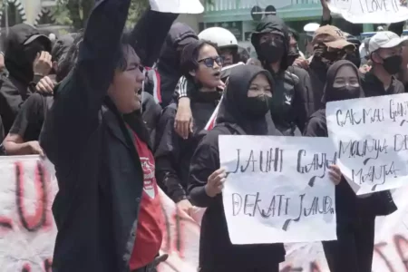 Geruduk Markas Polisi, Mahasiswa Lumajang Desak Pengungkapan Tuntas Kasus Ladang Ganja