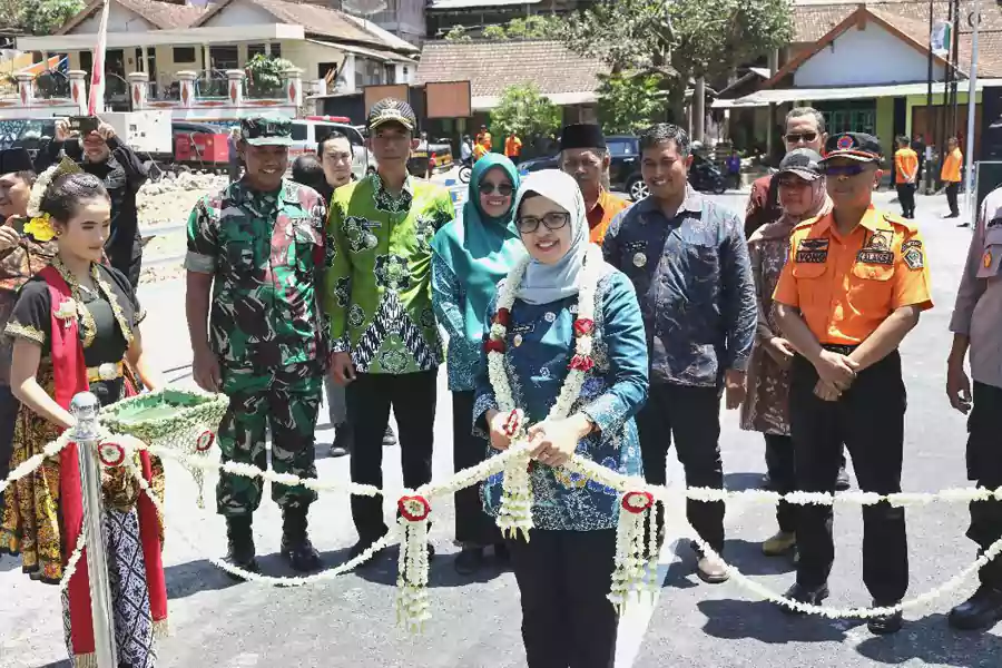 Bupati Blitar, Rini Syarifah meresmikan jembatan Dawuhan senilai Rp7,4 Miliar rupiah, Jumat (13/9/2024). (Foto: Winanto/Beritajatim.com)