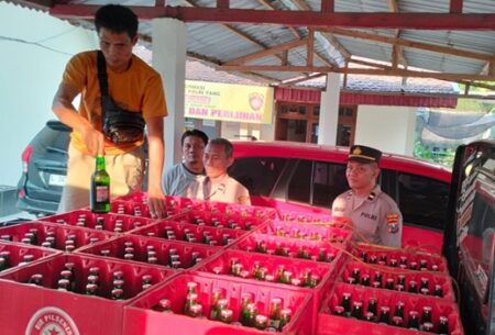 Penyelundupan 696 Botol Miras dari Lamongan ke Jombang Digagalkan foto beritajatim
