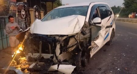 Minibus Berisi Rombongan Pelajar Jombang Tabrak Pagar Rumah hingga Hancur foto beritajatim