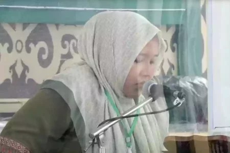 Rofi'atun Muna peserta asal Kabupaten Tuban saat babak penyisihan MTQ Nasional XXX di Samarinda.