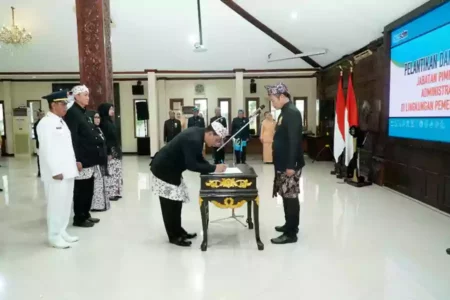 Mutasi 18 Pejabat, Bupati Lamongan Minta Fokus Penyelesaian 11 Program Prioritas Pejabat di lingkungan Pemerintah Kabupaten Lamongan yang dimutasi, menjalani sumpah jabatan di Pendopo Lokatantra Lamongan, Jumat (6/9/2024).