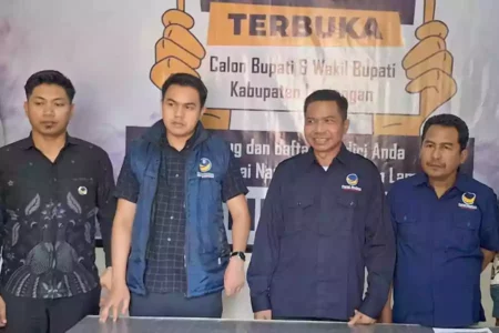 Ketua DPD NasDem Lamongan, Kaharudin (tengah), didampingi pengurus Nasdem saat konferensi pers di Kantor DPD NasDem Lamongan, Senin (2/9/2024).