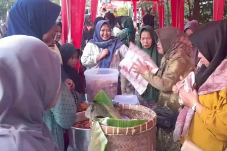 Desa Sumberjo Lamongan Tegaskan Identitas Sebagai ‘Rahim Nasi Boran’ Antusiasme masyarakat cukup tinggi menyambut Festival Nasi Boran yang digelar pemerintah Desa Sumberjo, Selasa (17/9/2024).