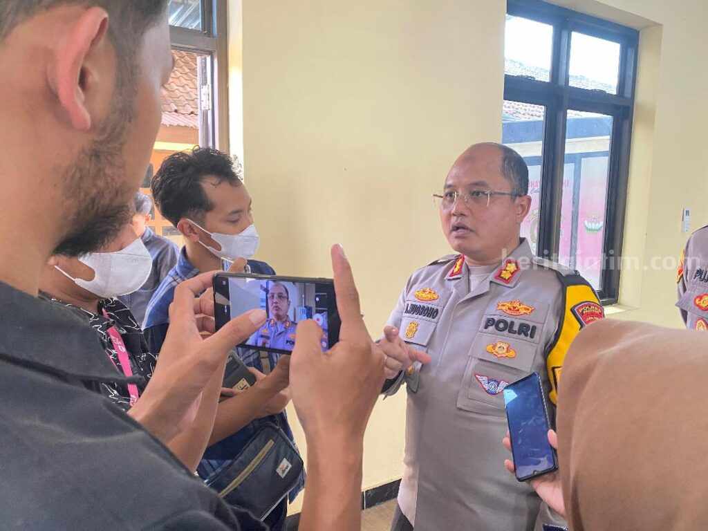 Kapolres Pacitan AKBP Agung Nugroho saat doorstop dengan wartawan beberapa waktu lalu (Sulthan Munir / beritajatim.com)