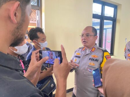 Kapolres Pacitan AKBP Agung Nugroho saat doorstop dengan wartawan beberapa waktu lalu (Sulthan Munir / beritajatim.com)