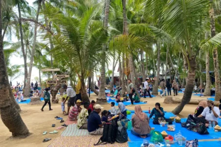 Libur Panjang, Pengunjung Pantai Kelapa Tuban Tembus 2.000 Orang foto berita jatim