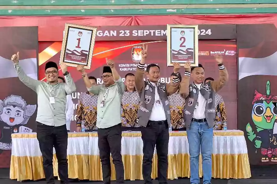 Pasangan calon Pilkada Lamongan, Abdul Ghofur-Firosya Shalati dan Yuhronur Efendi-Dirham Akbar Aksara saat oengundian nomor urut.