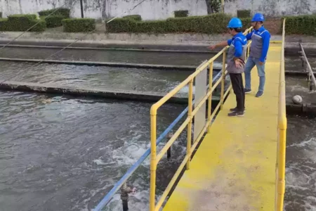 PDAM Surabaya Jamin Ketersediaan Air Warga dan Menjawab Penyebab Air Keruh Baku Pasokan Air PDAM Surya Sembada Surabaya. (Nanang Widyatmoko/Beritajatim.com)
