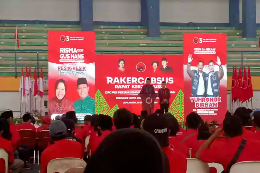 Rakercabsus yang digekar DPC PDI Perjuangan untuk mematangkan strategi memenangkan pasangan Yuhronur Efendi-Dirham Akbar Aksara (Yes-Dirham) di Pilkada Lamongan 2024 dan Tri Rismaharini-KH. Zahrul Azhar Asumta (Risma-Gus Hans) di Pilgub Jawa Timur 2024, Senin (16/9/2024).