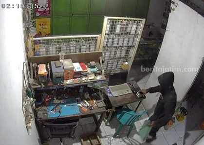 Toko Aksesoris HP di Jombang Diobok-obok Maling, Pelaku Bersarung foto beritajatim
