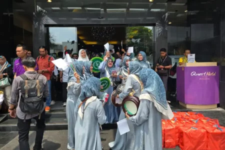 Jelang Undian Nomor Urut, Pendukung: Khofifah-Emil Sekali Lagi! foto berita jatim