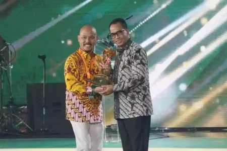 Kota Malang Raih WTN Karena Dinilai Berprestasi dalam Transportasi Perkotaan Menteri Perhubungan RI, Budi Karya Sumadi memberikan penghargaan kepada Kepala Dinas Perhubungan Kota Malang, Widjaja Saleh Putra.