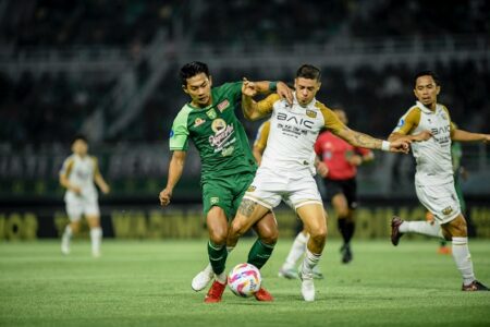Komdis PSSI Jatuhkan Sanksi untuk Persebaya Surabaya Persebaya Surabaya dan Dewa United bermain imbang 0-0 saat berjumpa di Stadion Gelora Bung Tomo (GBT) pada Jumat (28/7/2024) malam. Foto: Persebaya
