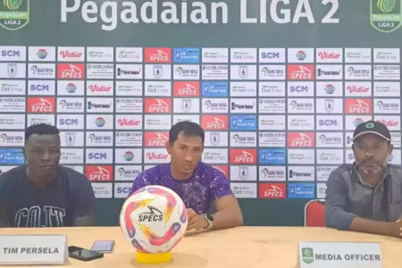 Tandang ke Papua, Persela Lamongan Incar Poin Penuh dari Persipura Pelatih Persela Lamongan, Zulkifli Syukur, didampingi Ezechiel N'Douassel dalam sesi konferensi pers menjelang pertandingan kontra Persipura Jayapura, Selasa (24/9/2024).