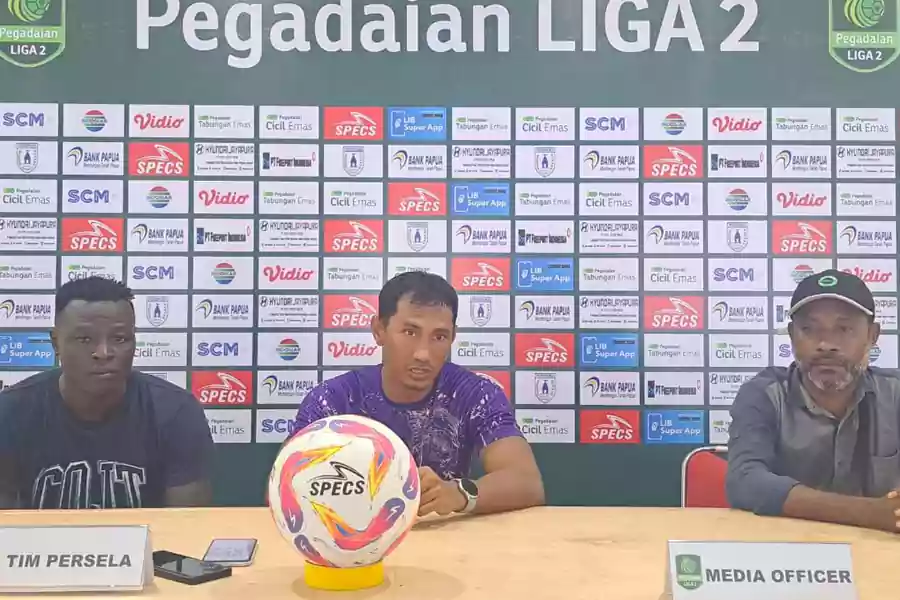 Pelatih Persela Lamongan, Zulkifli Syukur, didampingi Ezechiel N'Douassel dalam sesi konferensi pers menjelang pertandingan kontra Persipura Jayapura, Selasa (24/9/2024).