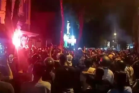 Suporter fanatik Persela Lamongan, menyambut kedatangan skuat Laskar Joko Tingkir yang baru oulang dari Papua, Kamis (26/9/2024).