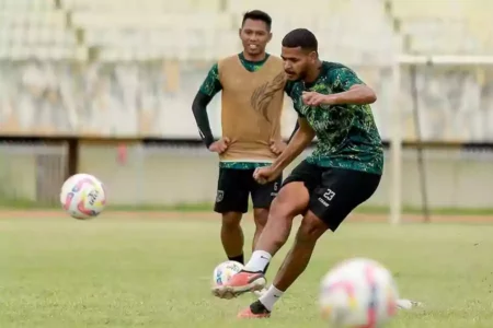Pelatih Persela, Zulkifli Syukur, memberikan arahan kepada anak asuhnya, dalam sesi latihan resmi sebelum laga melawan Persewar Waropen di Stadion Mandala Jayapura, Kamis (19/9/2024).