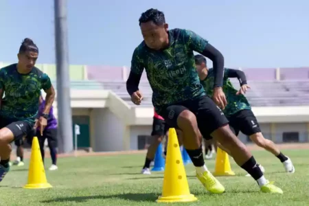 Pemain Persela Lamongan saat mempersiapkan kompetisi Liga 2 Indonesia di Tuban Sport Centre.