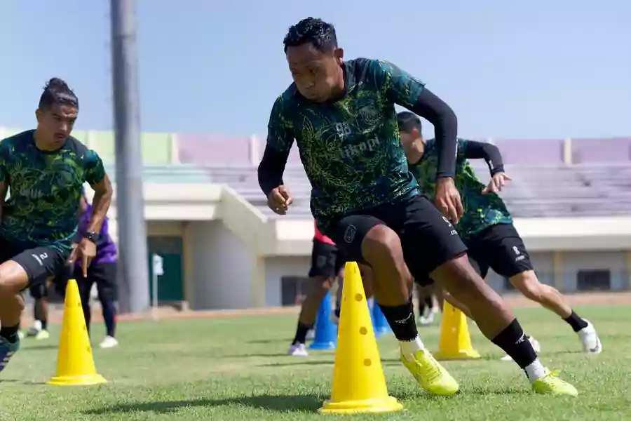 Pemain Persela Lamongan saat mempersiapkan kompetisi Liga 2 Indonesia di Tuban Sport Centre.