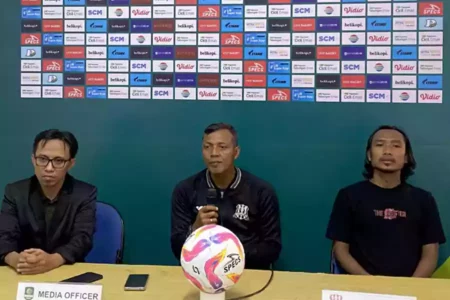 Konferensi pers Deltras FC di Tuban Sport Centre (TSC). [foto: Diah Ayu/beritajatim.com]