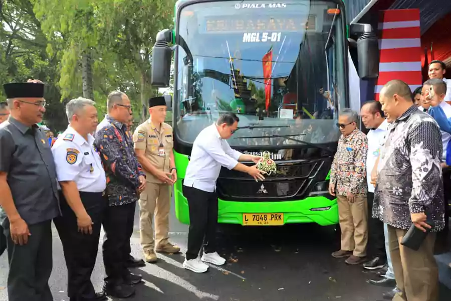 Penjabat (Pj) Gubernur Jawa Timur Adhy Karyono saat meluncurkan 15 Bus Trans Jatim Koridor V.