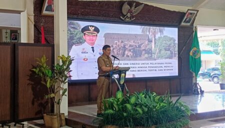 Pj Bupati Bondowoso Muhammad Hadi Wawan Guntoro mengomentari perihal CSR badan usaha dalam sebuah acara. (Deni Ahmad Wijaya/BeritaJatim.com)