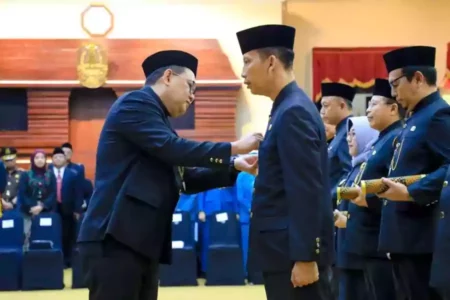 Pjs Bupati Tuban Agung Subagyo saat dikukuhkan oleh Pj Gubernur Jatim.