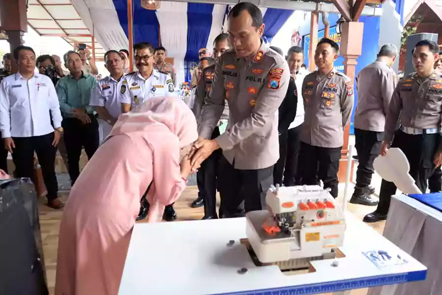Kapolres AKBP Putu Kholis Aryana saat menyerahkan bantuan keluarga korban Kanjuruhan.