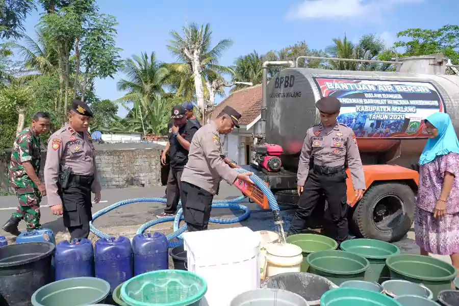 Kepolisian Resor Malang menyalurkan bantuan air bersih kepada warga yang mengalami kesulitan air akibat kekeringan.