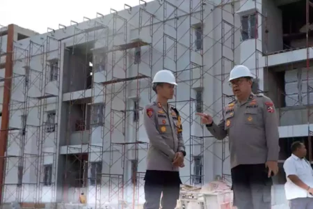 Tim dari Srena Polri yang dipimpin oleh Karomonev Srena Polri Brigjen Pol Dr. Hadi Utomo, S.H., M.Hum., M.Han saat meninjau rumah susun Polres Tuban.