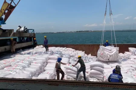 Pelabuhan DABN Jadi Tempat Sandar dan Bongkar Kapal Pupuk Indonesia Lagi foto berita jatim
